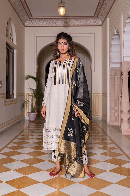 MONOCHROME BLOCKED SUIT