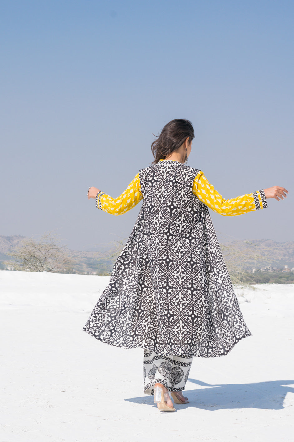 MONOCHROME JACKETED SET