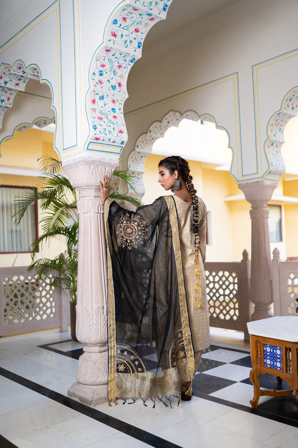 GOLD BLACK BLOCKED SUIT