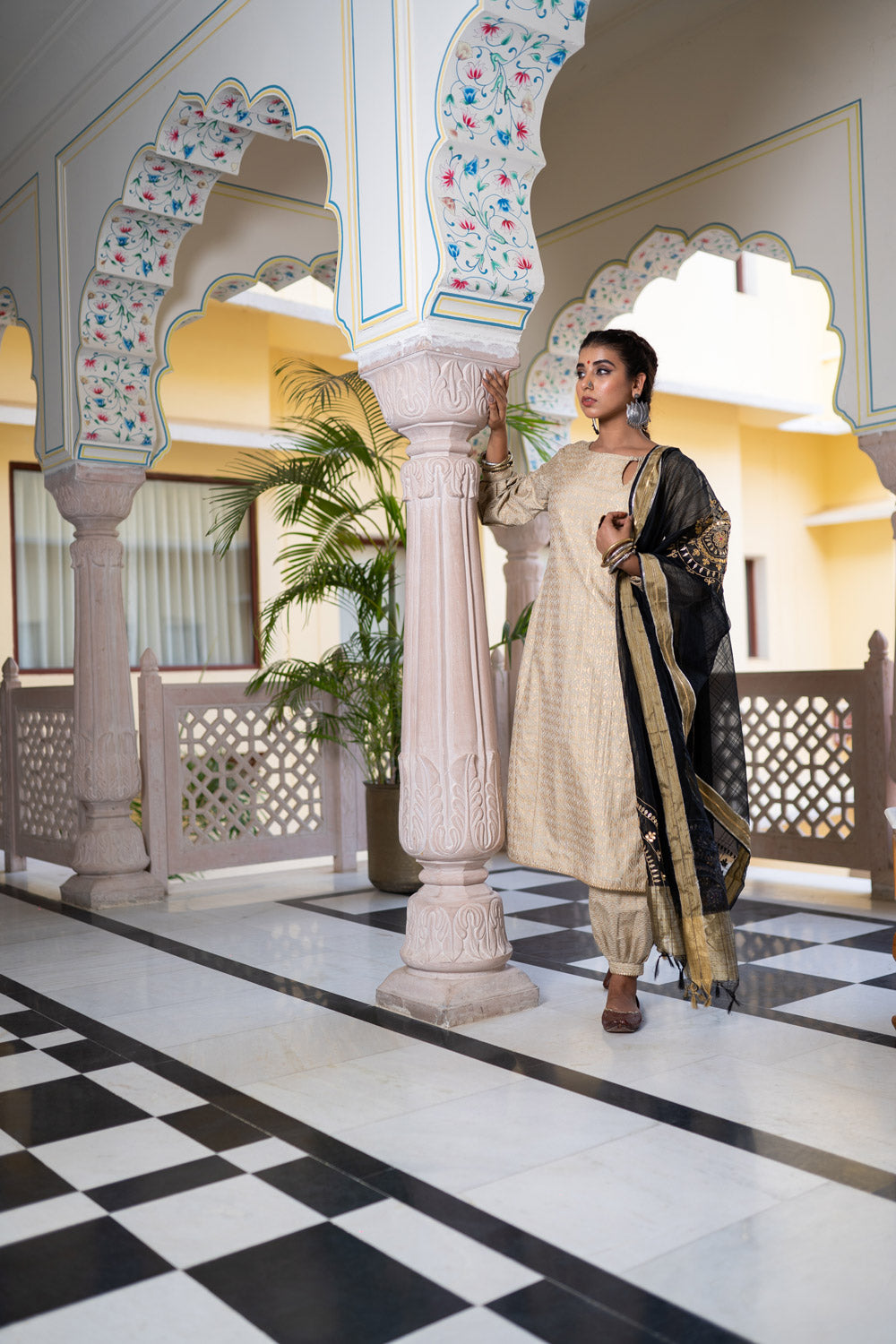 GOLD BLACK BLOCKED SUIT