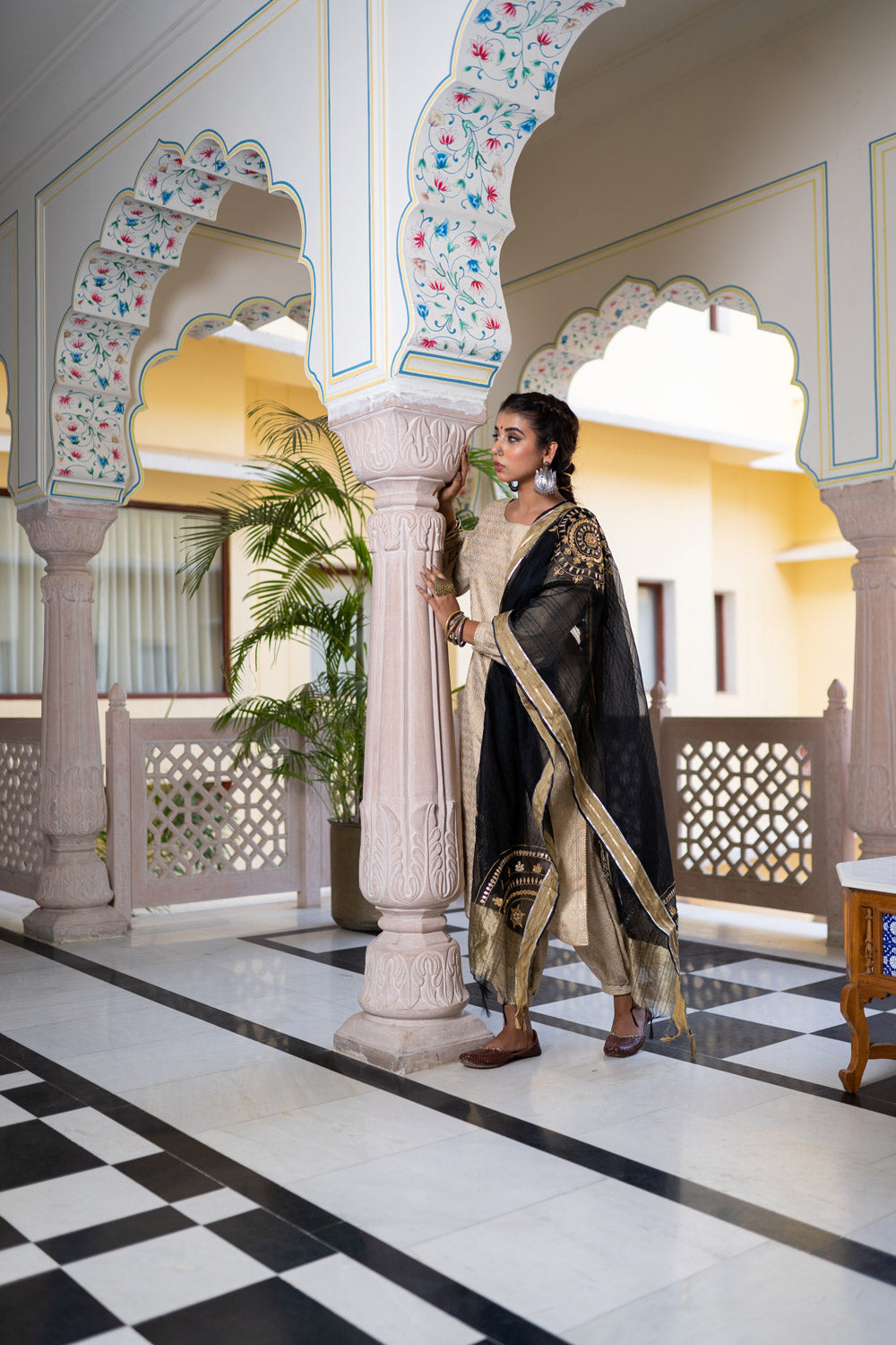 GOLD BLACK BLOCKED SUIT