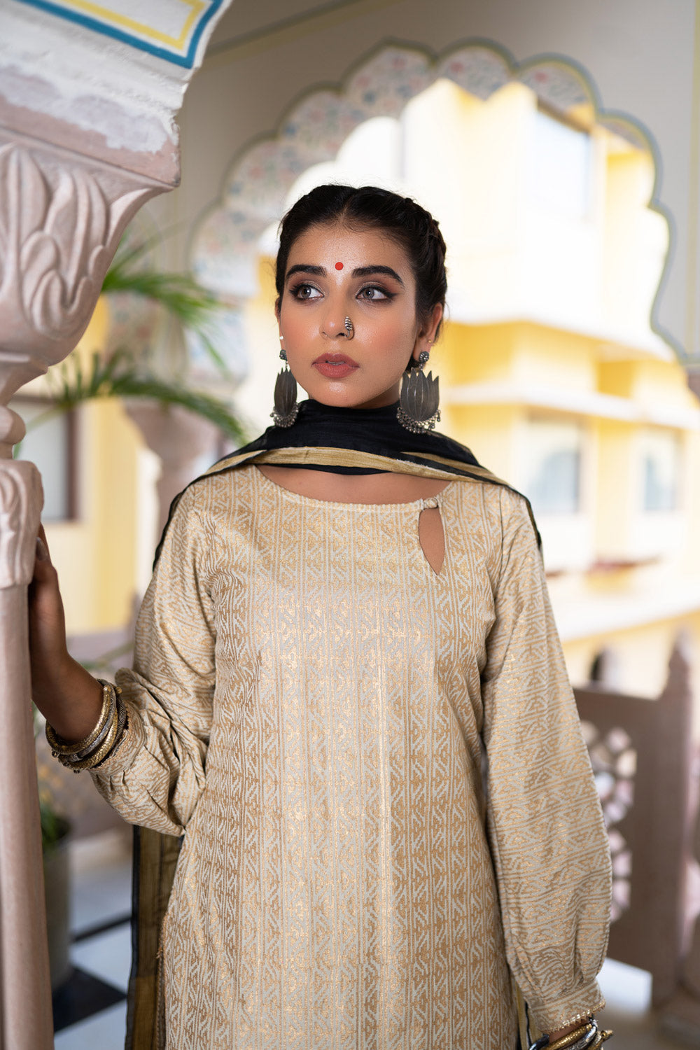 GOLD BLACK BLOCKED SUIT