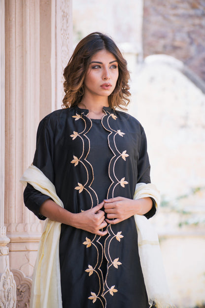 MONOCHROME GOTA CUTWORK SET